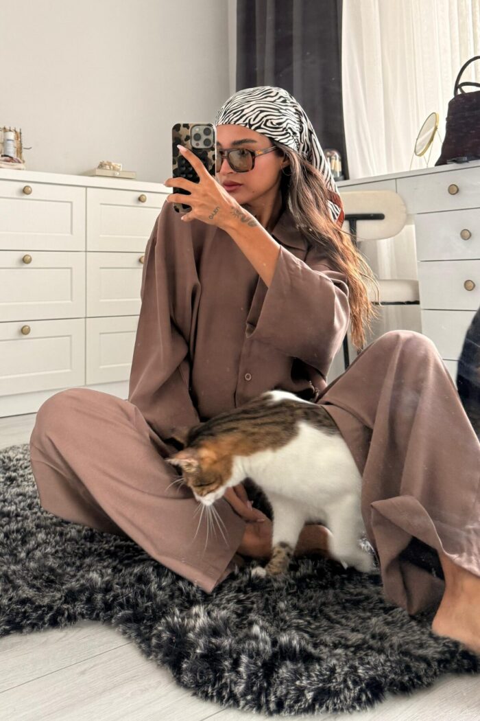 V Yaka Kısa Kollu Gömlek Takım Kahverengi - Görsel 2