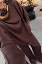 Asimetrik Gül Kuşaklı Saten Takım Kahverengi - Görsel 3