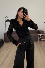 Güpürlü Kruvaze Yaka Kadife Desenli Bluz Siyah