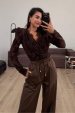 Güpürlü Kruvaze Yaka Kadife Desenli Bluz Kahverengi