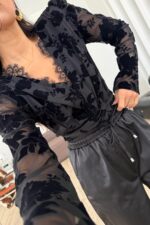 Güpürlü Kruvaze Yaka Kadife Desenli Bluz Siyah - Görsel 2