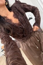 Güpürlü Kruvaze Yaka Kadife Desenli Bluz Kahverengi - Görsel 2