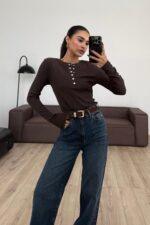 Yakası Çıtçıtlı Bluz Kahverengi