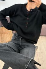 Yakası Düğmeli Yumuşak Kazak Siyah - Görsel 2