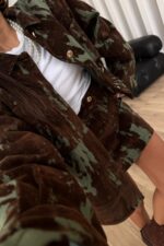 Süet Desenli Gold Düğmeli Etek Takım Yeşil - Görsel 3