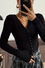 V Yaka Düğmeli Uzun Kollu Bluz Siyah - Görsel 2