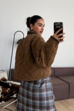 Kapitone Yakası Kadife Kısa Mont Camel - Görsel 3