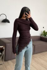 Kayık Yaka Dantel Detaylı Bluz Kahverengi