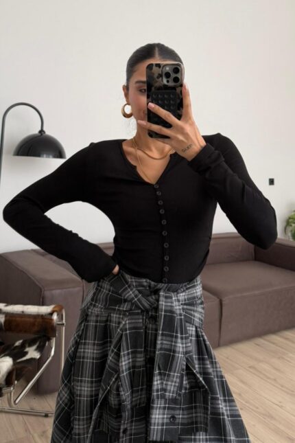 V Yaka Düğmeli Uzun Kollu Bluz Siyah