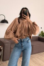 Yakası Pileli Boğazlı Saten Bluz Camel