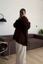 V Yaka Zincir Örgülü Triko Kazak Kahverengi - Görsel 3