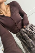 V Yaka Düğmeli Uzun Kollu Bluz Kahverengi - Görsel 3