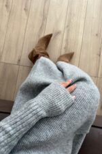 V Yaka Düğmeli Hırka Etek Takım Gri - Görsel 4