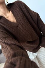 V Yaka Zincir Örgülü Triko Kazak Kahverengi - Görsel 2