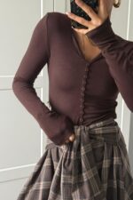 V Yaka Düğmeli Uzun Kollu Bluz Kahverengi - Görsel 2