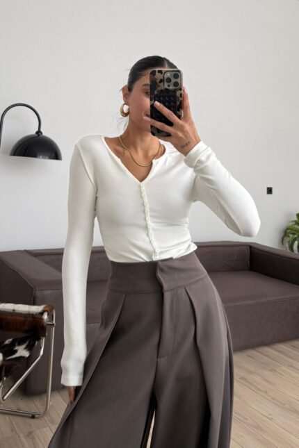 V Yaka Düğmeli Uzun Kollu Bluz Beyaz