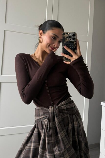 V Yaka Düğmeli Uzun Kollu Bluz Kahverengi