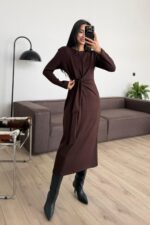 Belden Bağlamalı Önü Dikişli Uzun Elbise Kahverengi