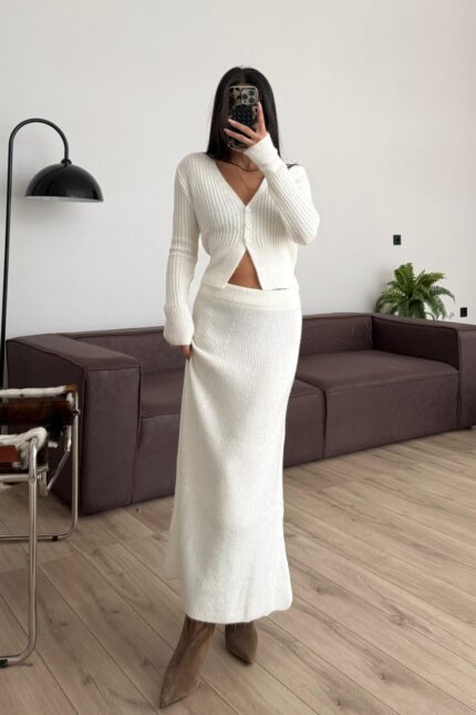 V Yaka Düğmeli Hırka Etek Takım Beyaz