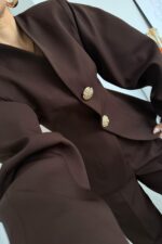 Balon Kollu Gold Düğmeli Blazer Takım Kahverengi - Görsel 3