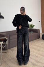 Önü Dalgalı Taşlı Siyah Jean