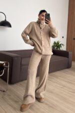Düğmeli Dik Yaka Triko Takım Koyu Bej