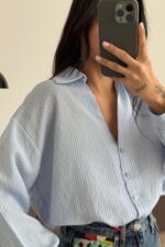 V Yaka Çizgili Oversize Gömlek Mavi - Görsel 2