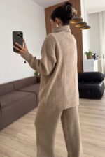 Düğmeli Dik Yaka Triko Takım Koyu Bej - Görsel 4