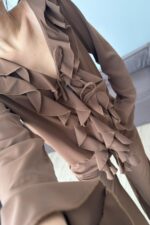 Önü Fırfırlı Kolları Volanlı Pantolon Takım Kahverengi - Görsel 3