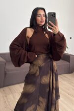Bolerolu Boğazlı Sırtı Açık Bluz Kahverengi