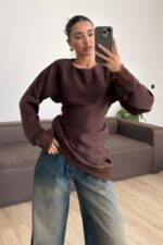 Saten Asimetrik Güpür Detaylı Bluz Kahverengi