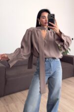 Boyundan Bağlamalı Kolları Volanlı Bluz Vizon