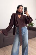 Boyundan Bağlamalı Kolları Volanlı Bluz Kahverengi