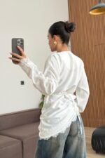 Saten Asimetrik Güpür Detaylı Bluz Beyaz - Görsel 3