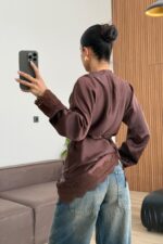 Saten Asimetrik Güpür Detaylı Bluz Kahverengi - Görsel 3