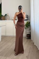 Tek Omzu Drapeli Saten Elbise Kahverengi