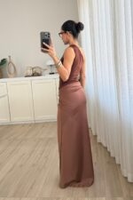 Tek Omzu Drapeli Saten Elbise Kahverengi - Görsel 3