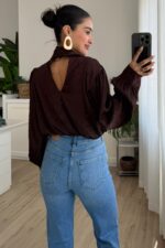 Beli Lastikli Boyundan Bağlamalı Bluz Kahverengi - Görsel 4