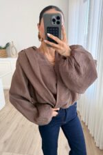 Kruvaze Vatkalı Tül Bluz Kahverengi - Görsel 2