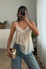 Yakası Nakış Detaylı Şifon Bluz Bej